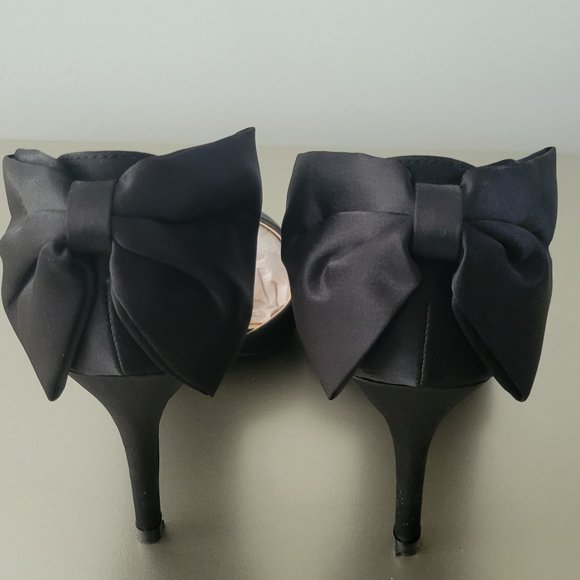 Journee Collection Tanzi Black Satin Pump 6.5 - Picture 3 of 6